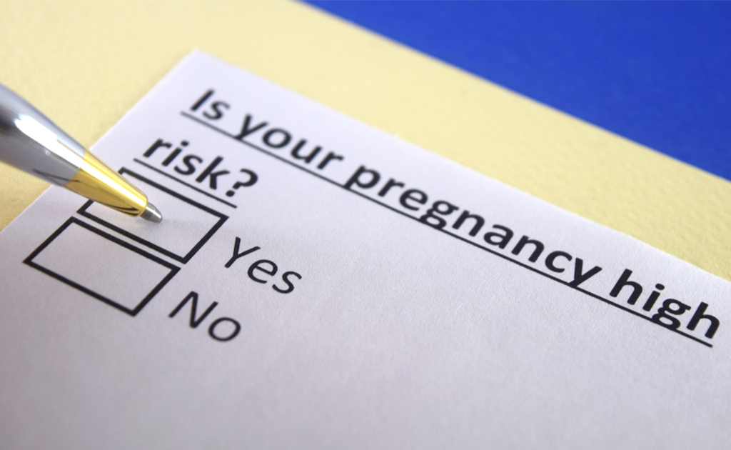 হাই রিস্ক প্রেগনেন্সি | ঝুঁকিপূর্ণ গর্ভাবস্থায় হবু মায়ের প্রয়োজন একটু বাড়তি যত্ন!